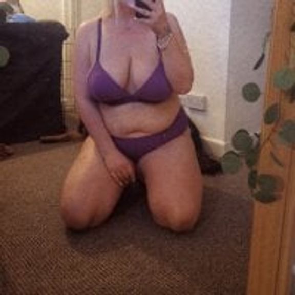 Curvaceous_CleoUKX