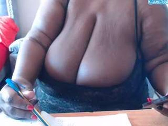 bigboobassqeen