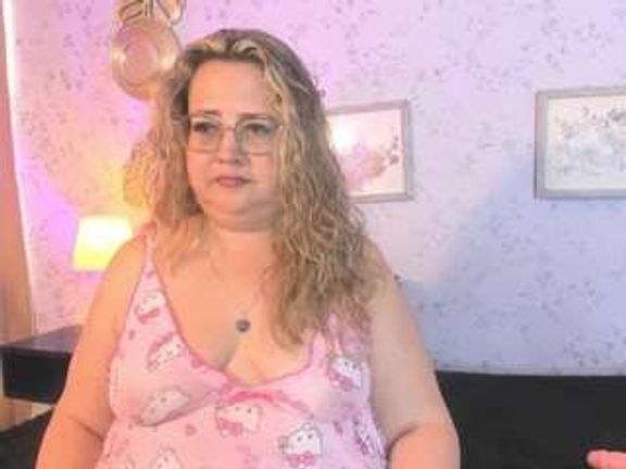 martina-curvy