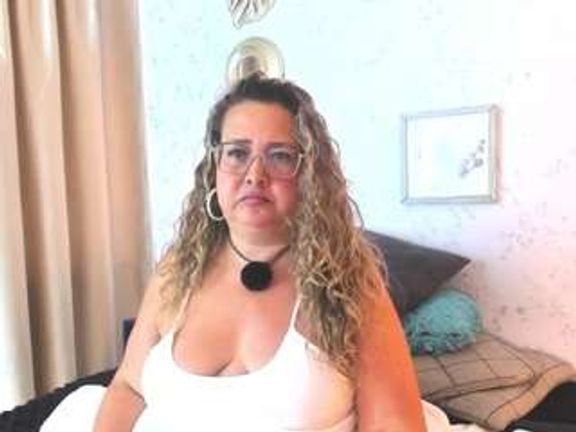 martina-curvy