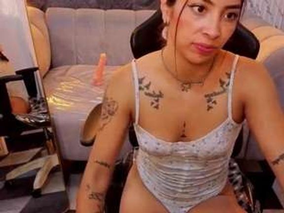 SKINNYLAURA