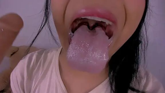 veky_saliva01