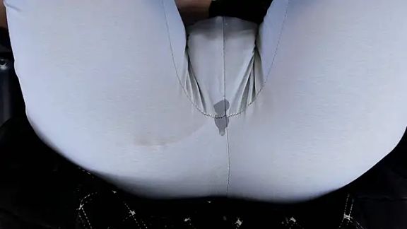 Cameltoe_squirt_inPants