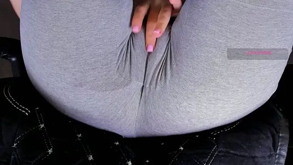 Cameltoe_squirt_inPants