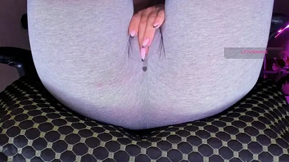 Cameltoe_squirt_inPants