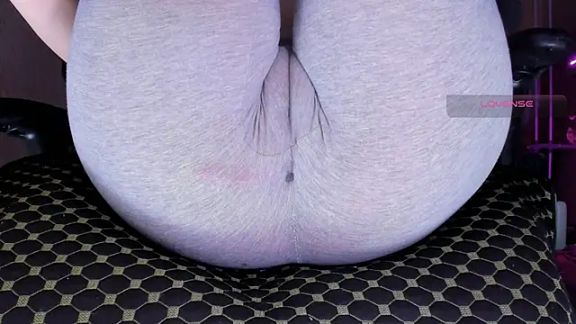 Cameltoe_squirt_inPants