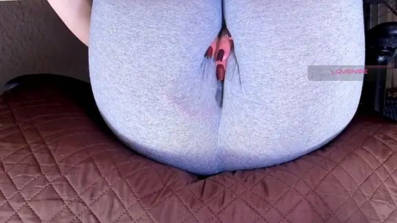 Cameltoe_squirt_inPants