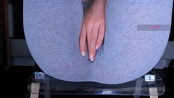 Cameltoe_squirt_inPants