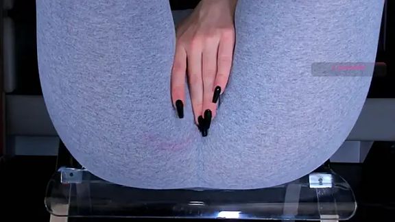 Cameltoe_squirt_inPants