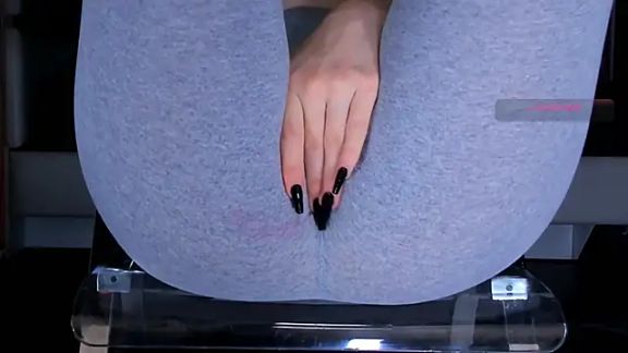 Cameltoe_squirt_inPants
