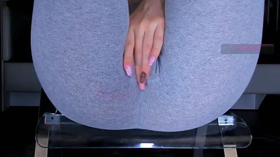 Cameltoe_squirt_inPants