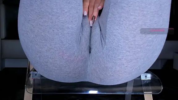 Cameltoe_squirt_inPants