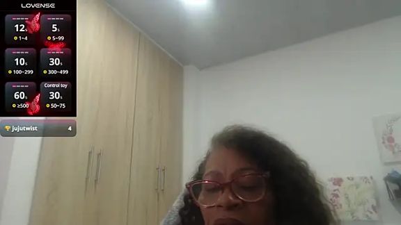 BustyMilf_