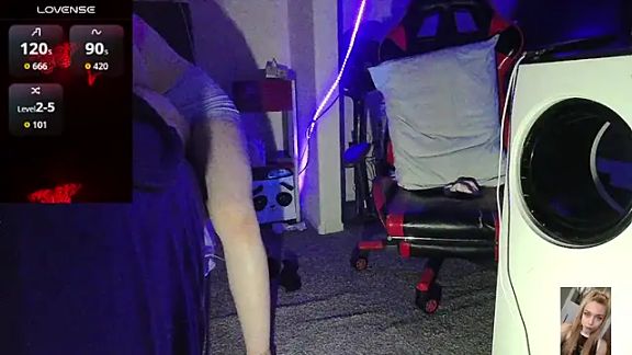 Blondiewithanass