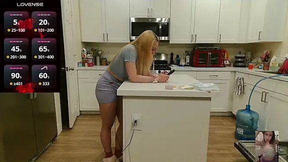 Blondiewithanass