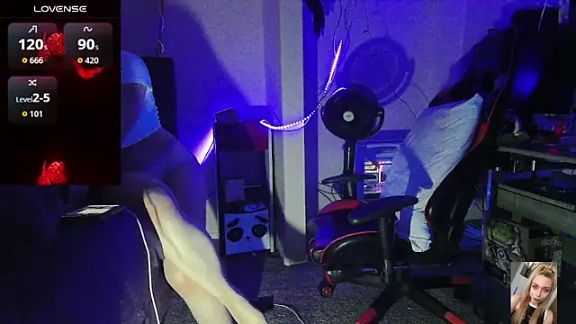 Blondiewithanass