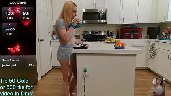 Blondiewithanass