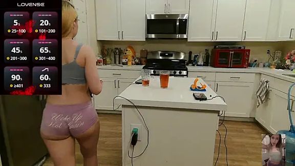 Blondiewithanass