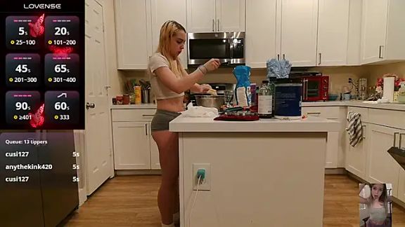 Blondiewithanass
