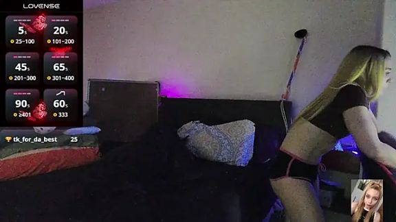 Blondiewithanass