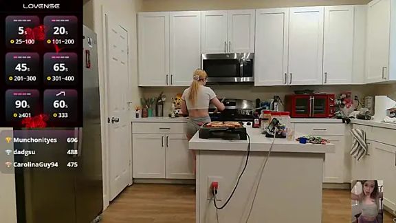 Blondiewithanass