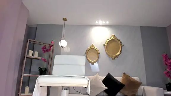 NiaHolland