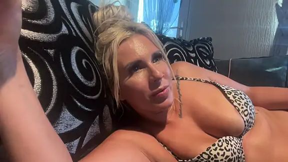 Blonde-bimbo