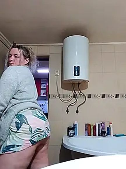 Hotmilfymom2