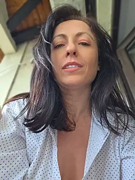 Risky_woman