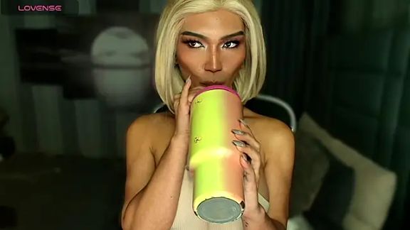 Maria_Manika