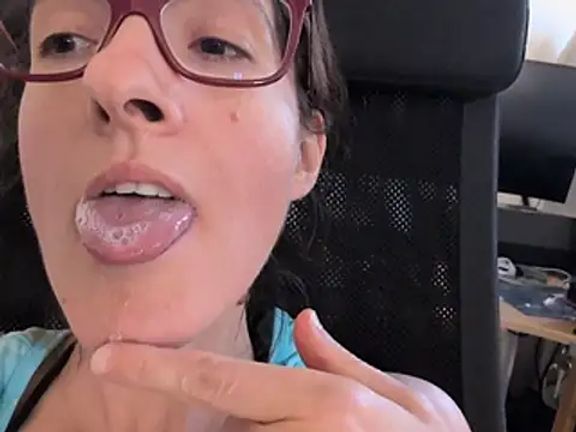 Hairy_horny_mommy