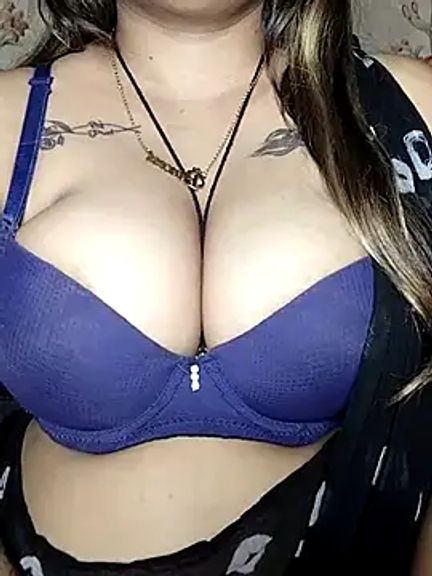 CLEAVAGE_QUEEN07