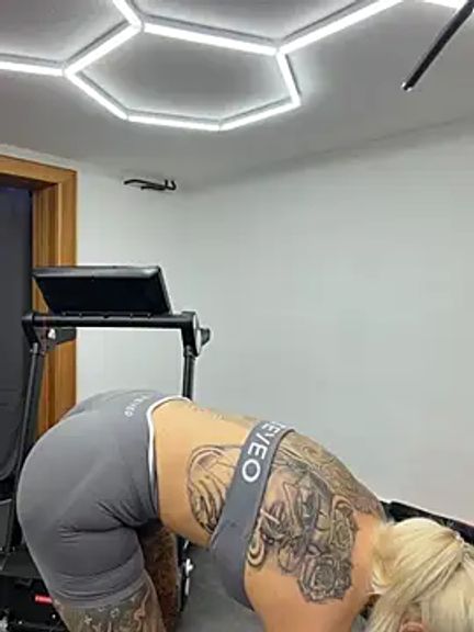 Lara-CumKitten