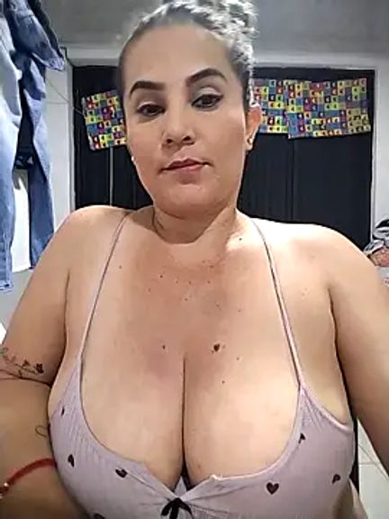 Busty_divorced_mom