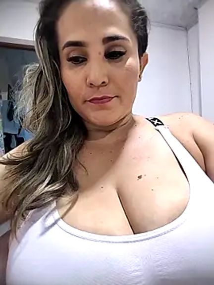 Busty_divorced_mom