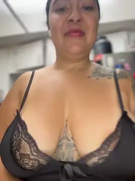 latina_curvy22