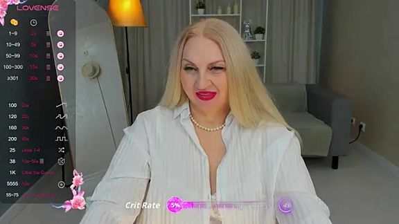 Nina_Devillle