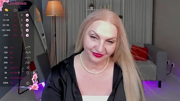 Nina_Devillle