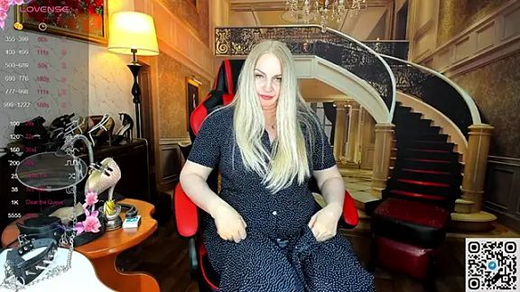 Nina_Devillle