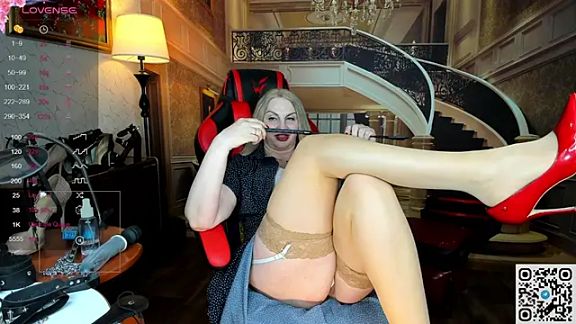 Nina_Devillle