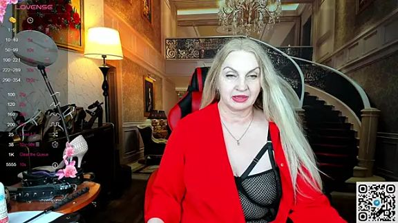 Nina_Devillle