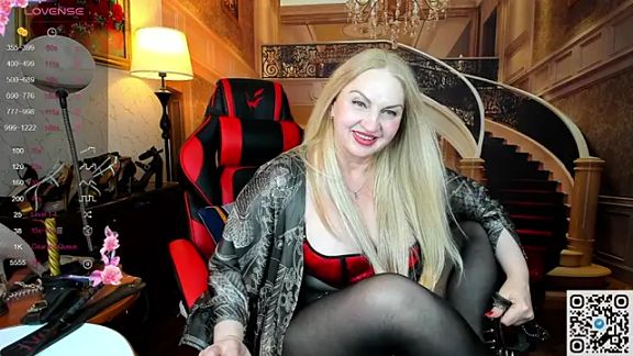Nina_Devillle