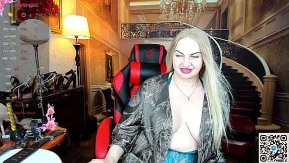 Nina_Devillle