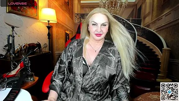Nina_Devillle