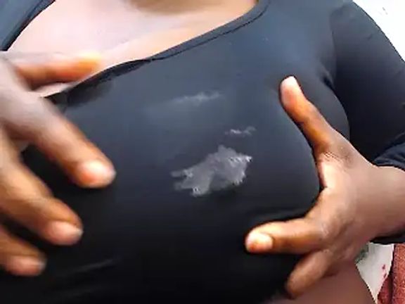JuicyBigBoobz