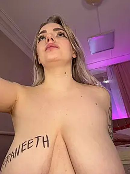 HugeBoobsAlice