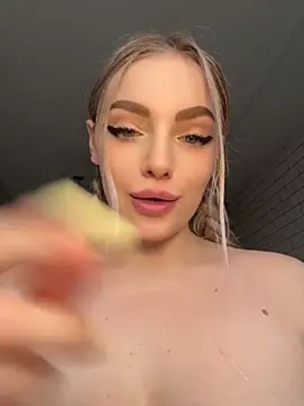 HugeBoobsAlice