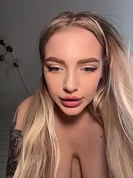 HugeBoobsAlice