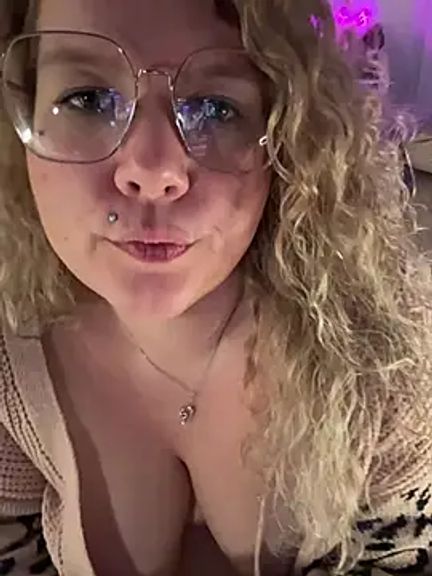 CurvyAnonymousGirl89