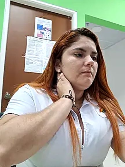 girl_redhead_bigtits